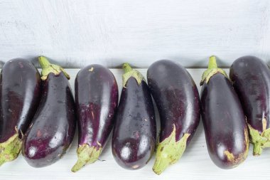 Beyaz arkaplanda mavi patlıcanlar