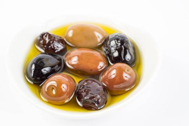 Beyaz arka planda bir kasede zeytinler