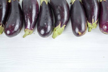 Beyaz arkaplanda mavi patlıcanlar