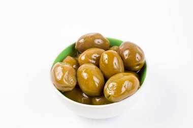Beyaz arka planda bir kasede zeytinler