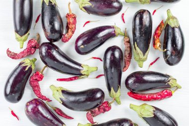 Beyaz arka planda bir yığın taze patlıcan.