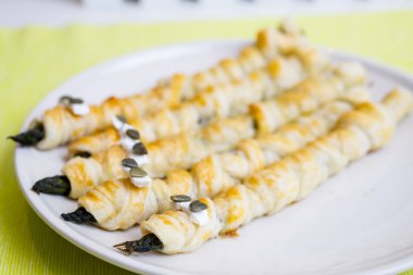 İnce hamura sarılmış kuşkonmaz. Bir yılanın görünüşü