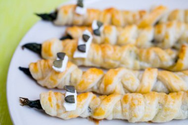 İnce hamura sarılmış kuşkonmaz. Bir yılanın görünüşü