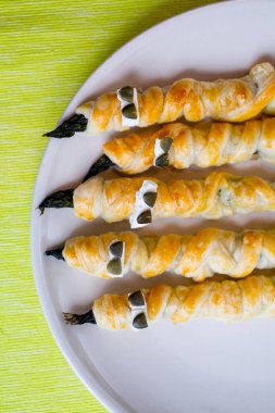 İnce hamura sarılmış kuşkonmaz. Bir yılanın görünüşü