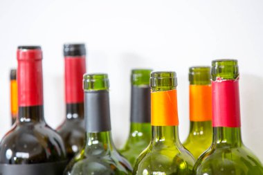 Beyaz arkaplanda boş şişeler