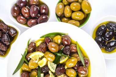 Beyaz arka planda bir kasede zeytinler