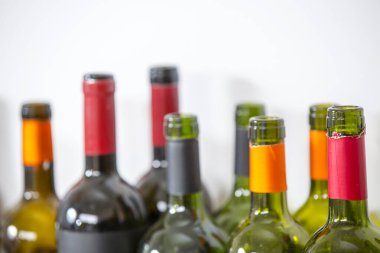 Beyaz arkaplanda boş şişeler