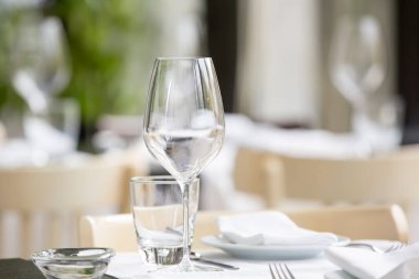 Boş şarap kadehleri. Parlak bulanık ve yumuşak restoran, kafenin arka planı.