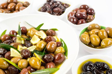 Beyaz arka planda bir kasede zeytinler