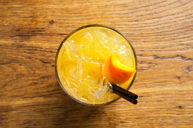 Kırsal ahşap arka planda Şeftali Limonatası