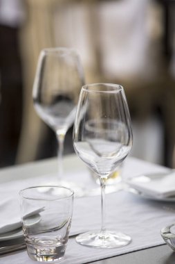 Boş şarap kadehleri. Parlak bulanık ve yumuşak restoran, kafenin arka planı.