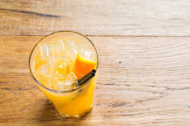 Kırsal ahşap arka planda Şeftali Limonatası