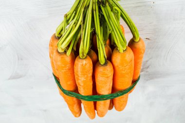 havuç beyaz zemin üzerine taze hasat demet