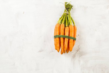havuç beyaz zemin üzerine taze hasat demet