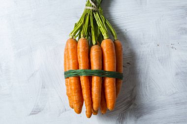 havuç beyaz zemin üzerine taze hasat demet