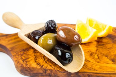 Küçük bir tabakta limonlu marine edilmiş zeytin.