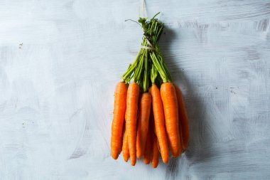 havuç beyaz zemin üzerine taze hasat demet