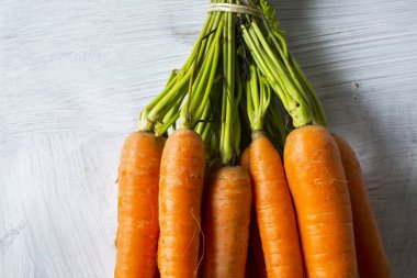 havuç beyaz zemin üzerine taze hasat demet