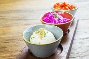 lezzetli pancar horseradish izole ahşap arka plan üzerinde beyaz sos sos içinde. Üstten Görünüm