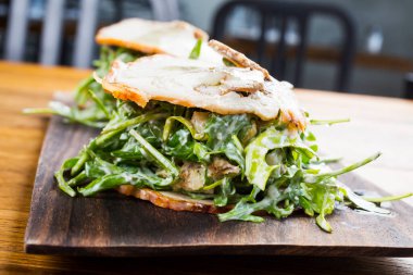 Masada roka ile sarılmış domuz eti