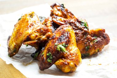 Tavuk bufalo kanatları tabakta