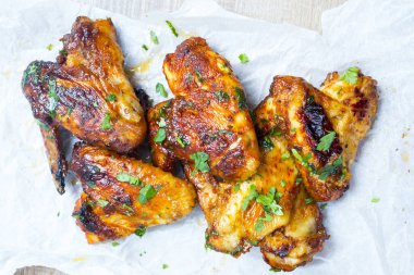 Tavuk bufalo kanatları tabakta 