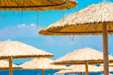 Güzel bir tropikal plajda saman şemsiyeli plaj