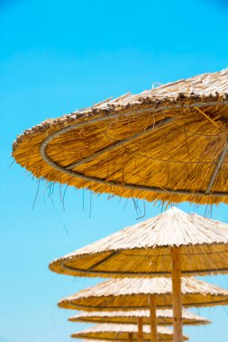 Güzel bir tropikal plajda saman şemsiyeli plaj