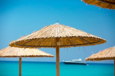 Güzel bir tropikal plajda saman şemsiyeli plaj