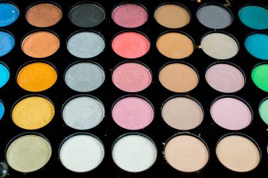 Yaratıcı görünüm için renkli makyaj koleksiyonu