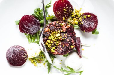 Pancar köklü salata ve tepside fıstık, yiyecek.