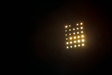 Stadyum ışıkları siyah arkaplanı yansıtıyor