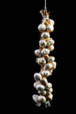 Siyah izole arkaplanda sarımsak demeti