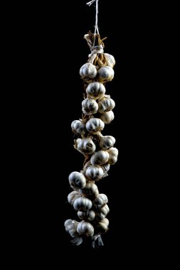 Siyah izole arkaplanda sarımsak demeti