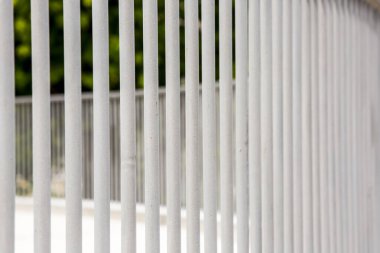 Beyaz plastik çitleri kapatın. 