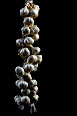 Siyah izole arkaplanda sarımsak demeti