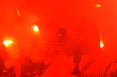 SERBIA, BELGRAD - 27 Şubat 2016: Ebedi rakipler sırasında Belgrad 'daki FC Partizan ve Kızıl Yıldız futbol müsabakalarında futbol taraftarları 27 Şubat' ta Belgrad 'da bir araya geldi..