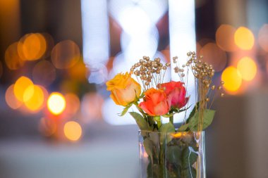 güzel bir buket gül vazoda