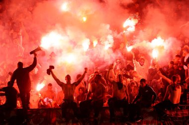 SERBIA, BELGRAD - 27 Şubat 2016: Ebedi rakipler sırasında Belgrad 'daki FC Partizan ve Kızıl Yıldız futbol müsabakalarında futbol taraftarları 27 Şubat' ta Belgrad 'da bir araya geldi..