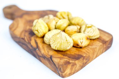 Beyaz arka planda klozette pişmiş kestane.