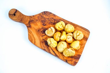 Beyaz arka planda klozette pişmiş kestane.