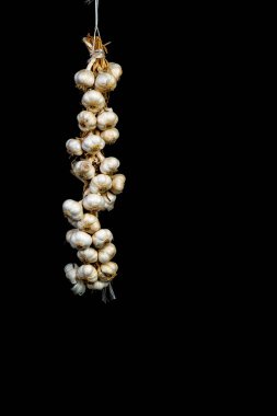 Siyah izole arkaplanda sarımsak demeti