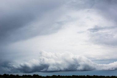 Gökyüzünde yağmur bulutları