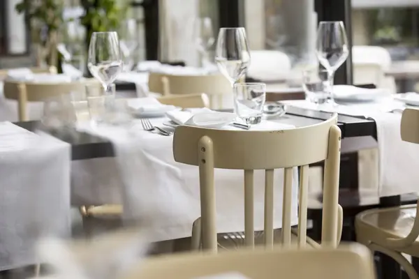 Boş şarap kadehleri. Parlak bulanık ve yumuşak restoran, kafenin arka planı.