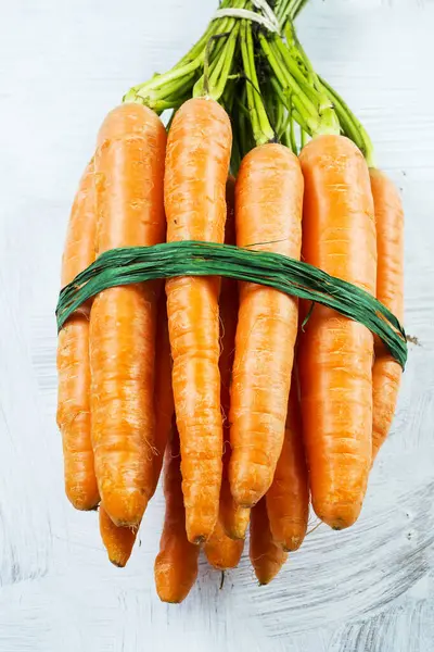 havuç beyaz zemin üzerine taze hasat demet