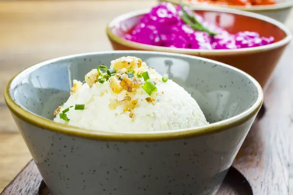 lezzetli pancar horseradish izole ahşap arka plan üzerinde beyaz sos sos içinde. Üstten Görünüm