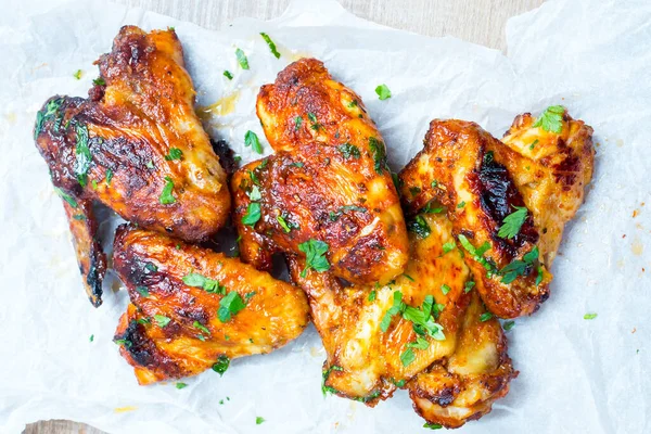 Tavuk bufalo kanatları tabakta 