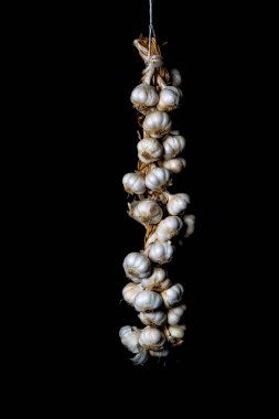 Siyah izole arkaplanda sarımsak demeti