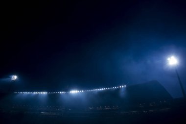 Stadyum ışıkları siyah arkaplanı yansıtıyor