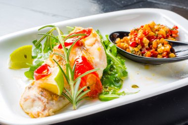 tabakta sebze ile balık접시에 야채와 생선